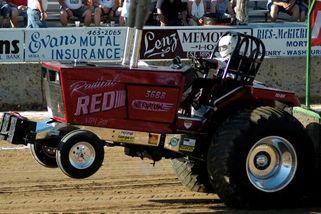 „Nouzí hnaní sedláci“ přijeli na superstrojích kou...